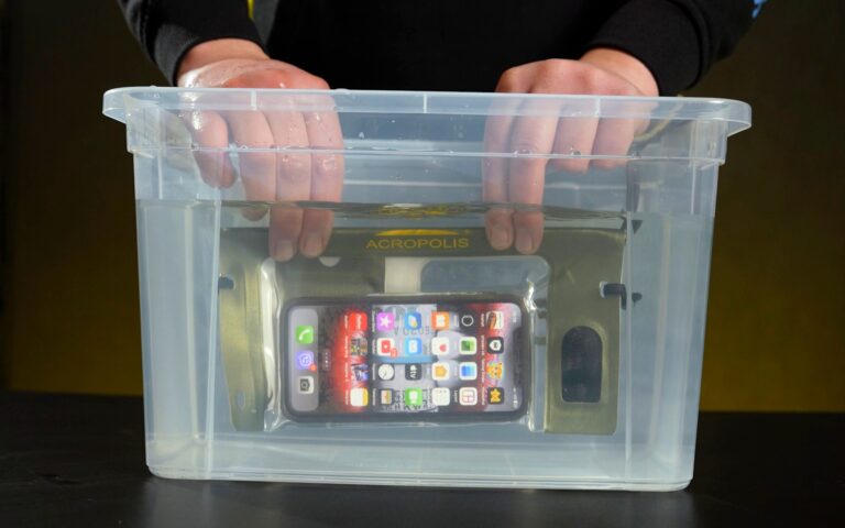 Vacuum Waterproof Pouch for Smartphone – Acropolis VCHV-1 | Real Test